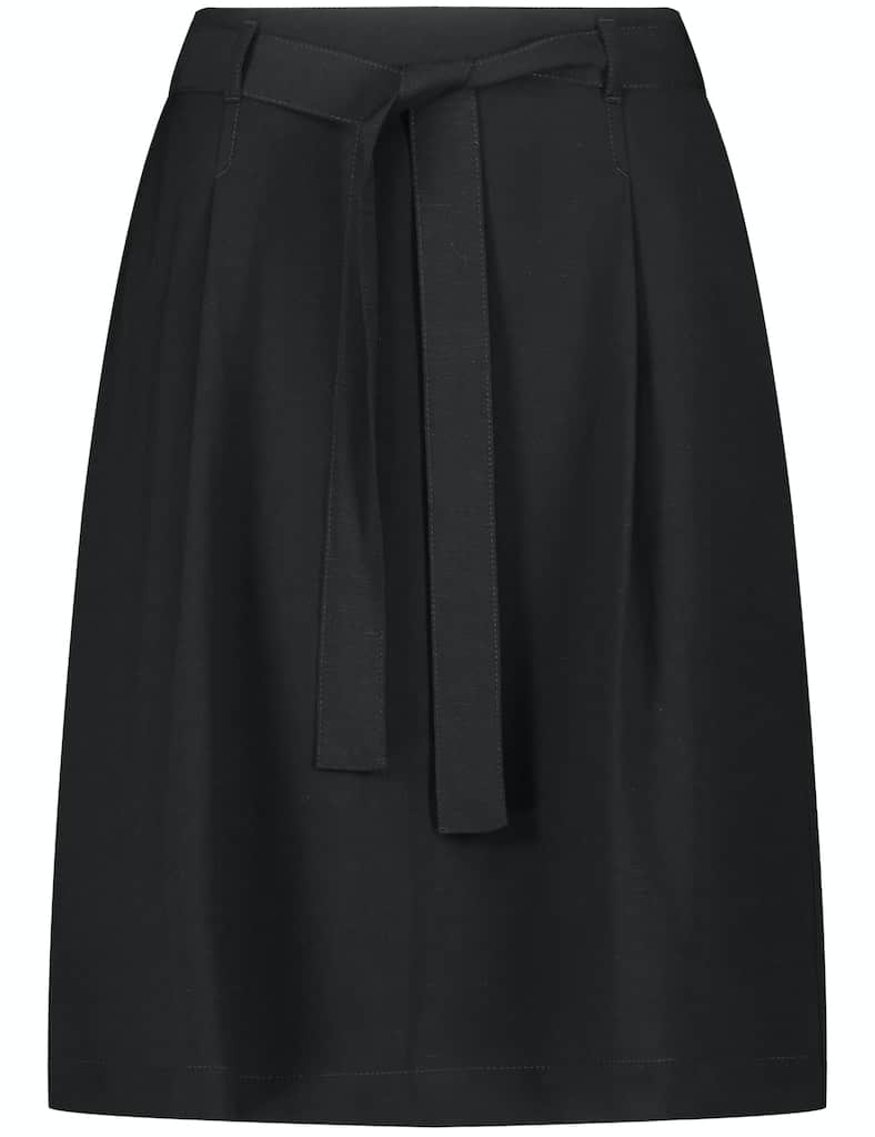 חצאית בגזרת A עם קפלים