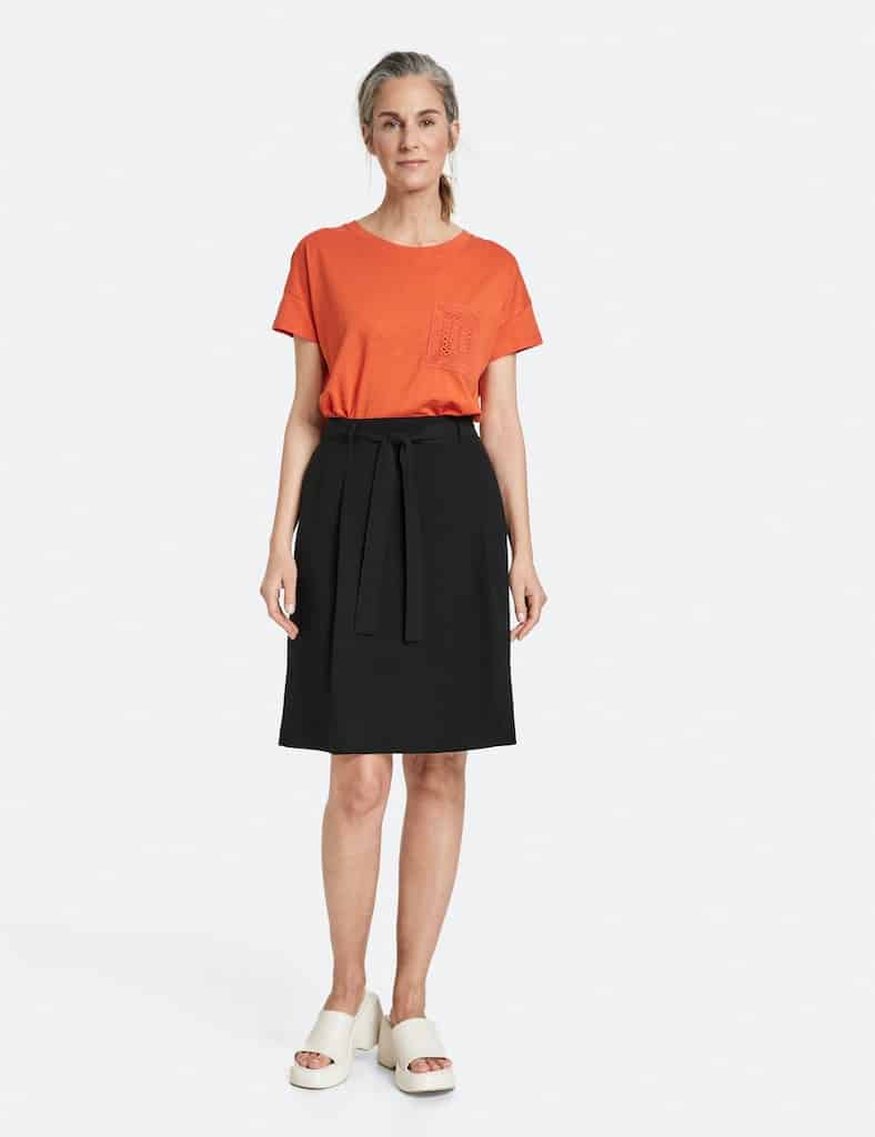 חצאית בגזרת A עם קפלים