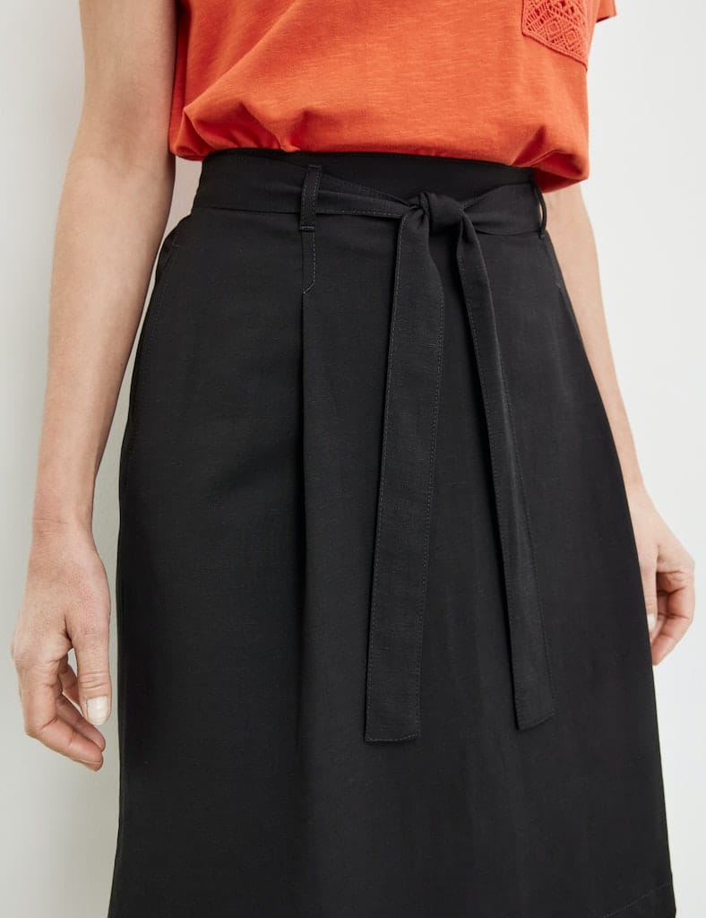 חצאית בגזרת A עם קפלים