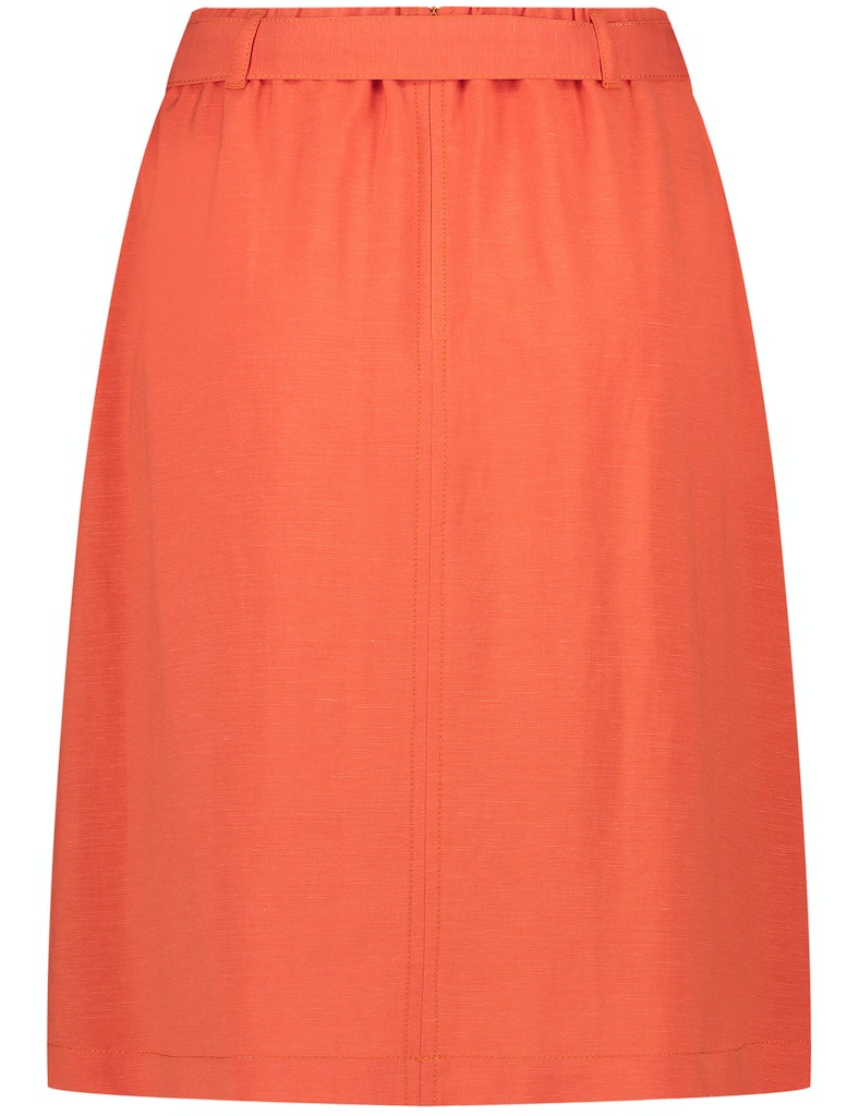 חצאית בגזרת A עם קפלים