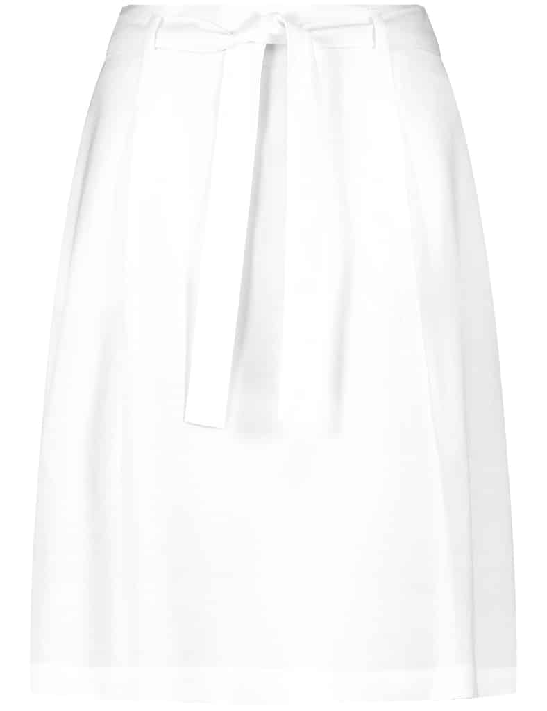 חצאית בגזרת A עם קפלים