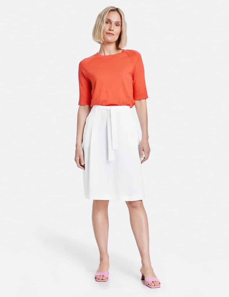 חצאית בגזרת A עם קפלים