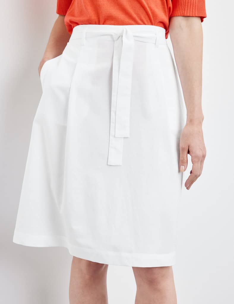 חצאית בגזרת A עם קפלים