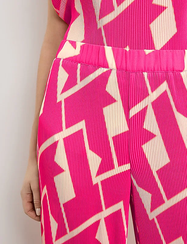 מכנסיים עם קפלים בעיצוב דומיננטי נועז