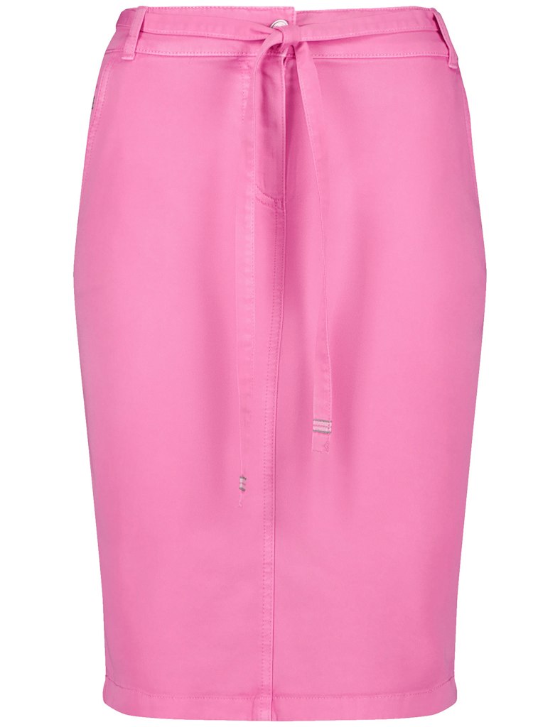 חצאית ישרה בגזרה צמודה