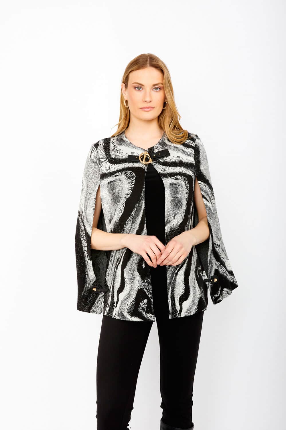 פונצ'ו אלגנטי ומודרני בגווני שחור-אפור