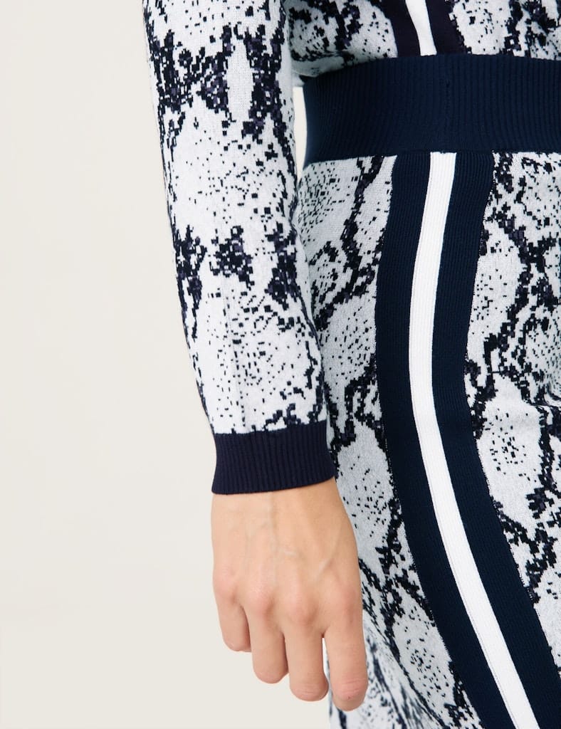 חצאית סריג בדוגמה מנוחשת