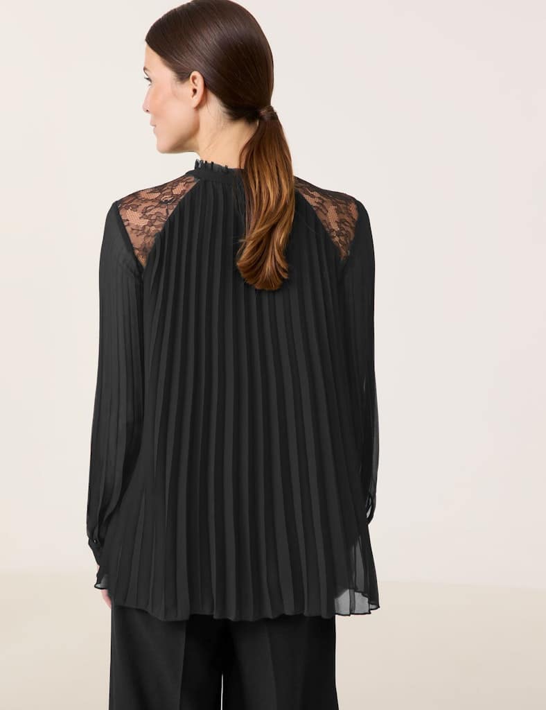 חולצה שחורה אלגנטית עם קפלים