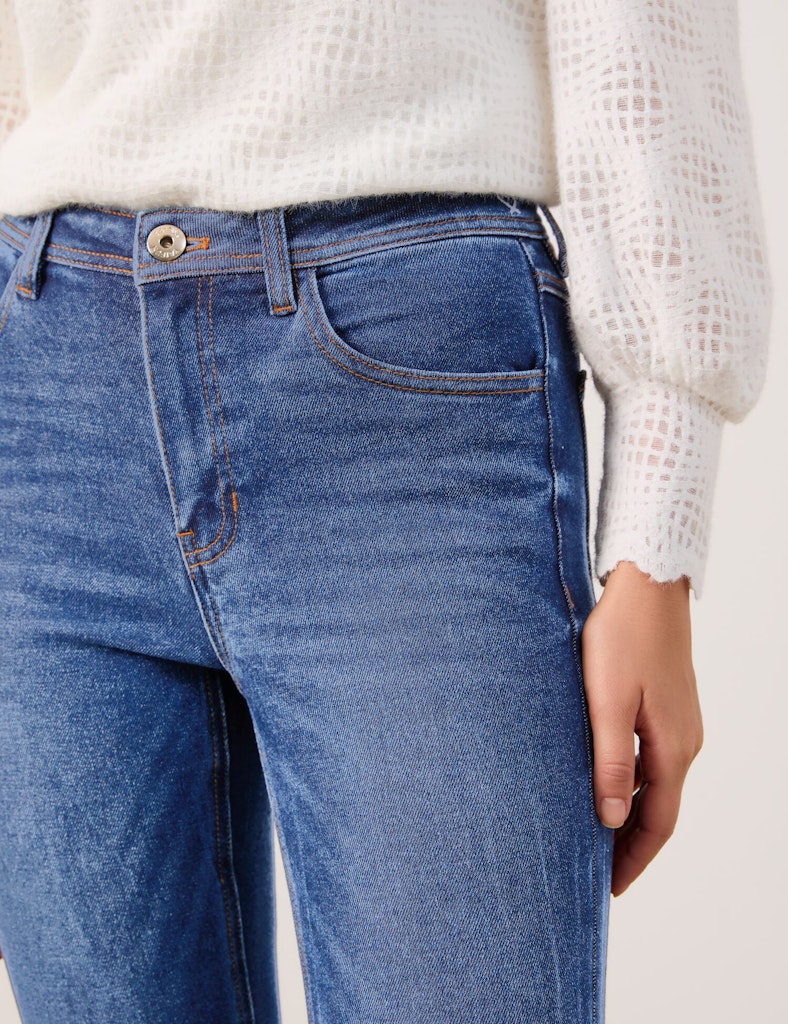 ג'ינס כחול כהה בגזרה ישרה