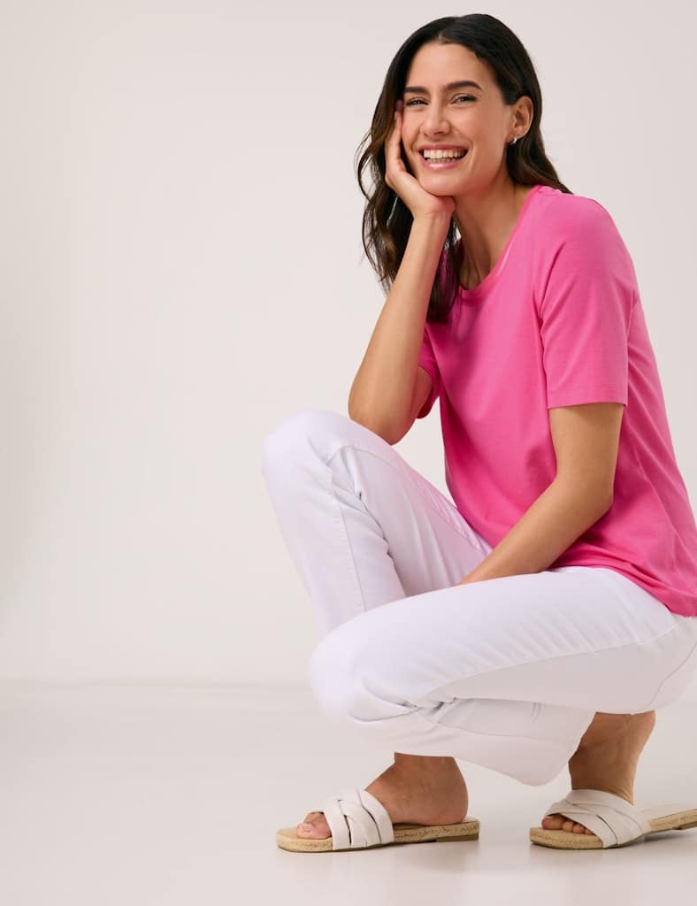 טי-שירט חלקה בגזרה קלאסית