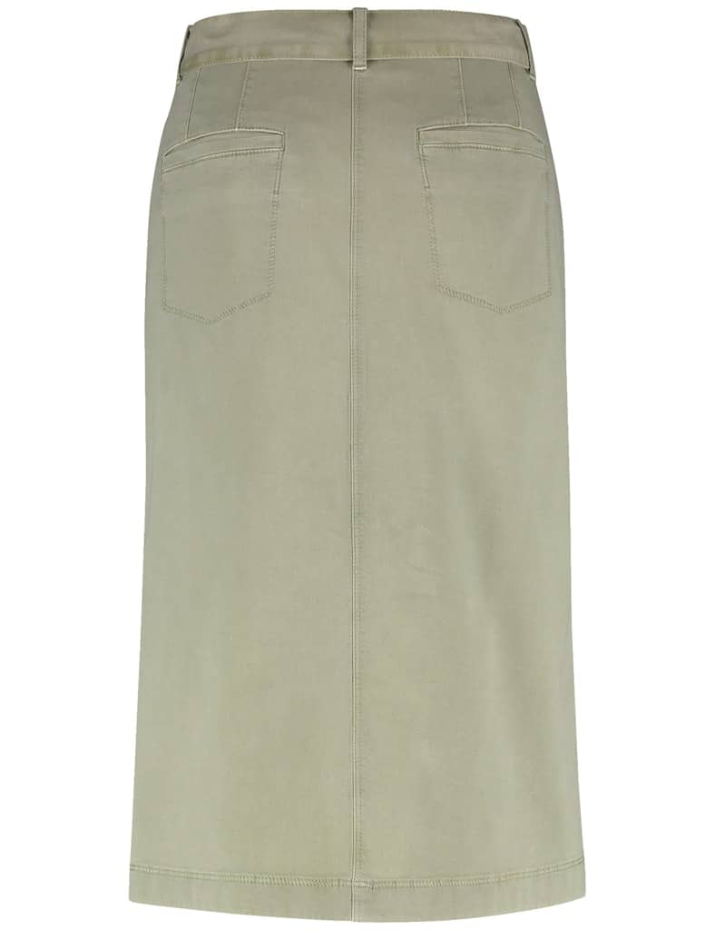 חצאית בגזרה מחמיאה ודיטליים מחויטים