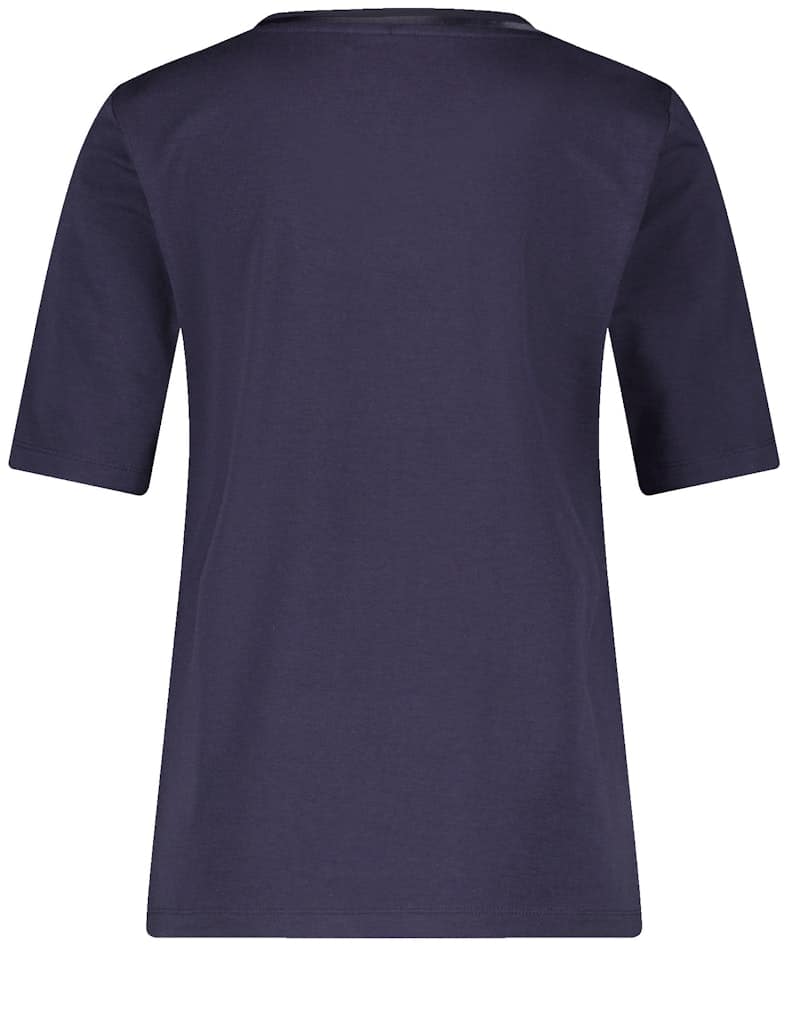 טי-שירט חלקה בגזרה קלאסית