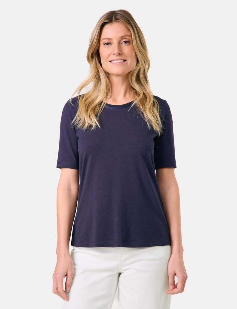 טי-שירט חלקה בגזרה קלאסית