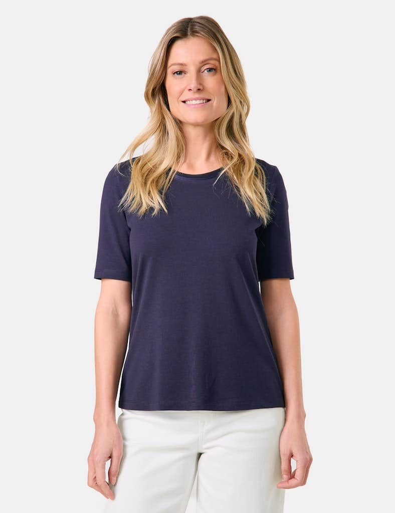 טי-שירט חלקה בגזרה קלאסית