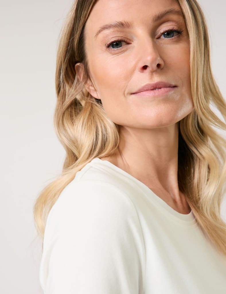 טי-שירט חלקה בגזרה קלאסית