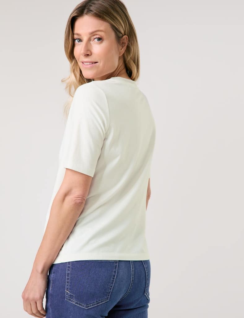 טי-שירט חלקה בגזרה קלאסית