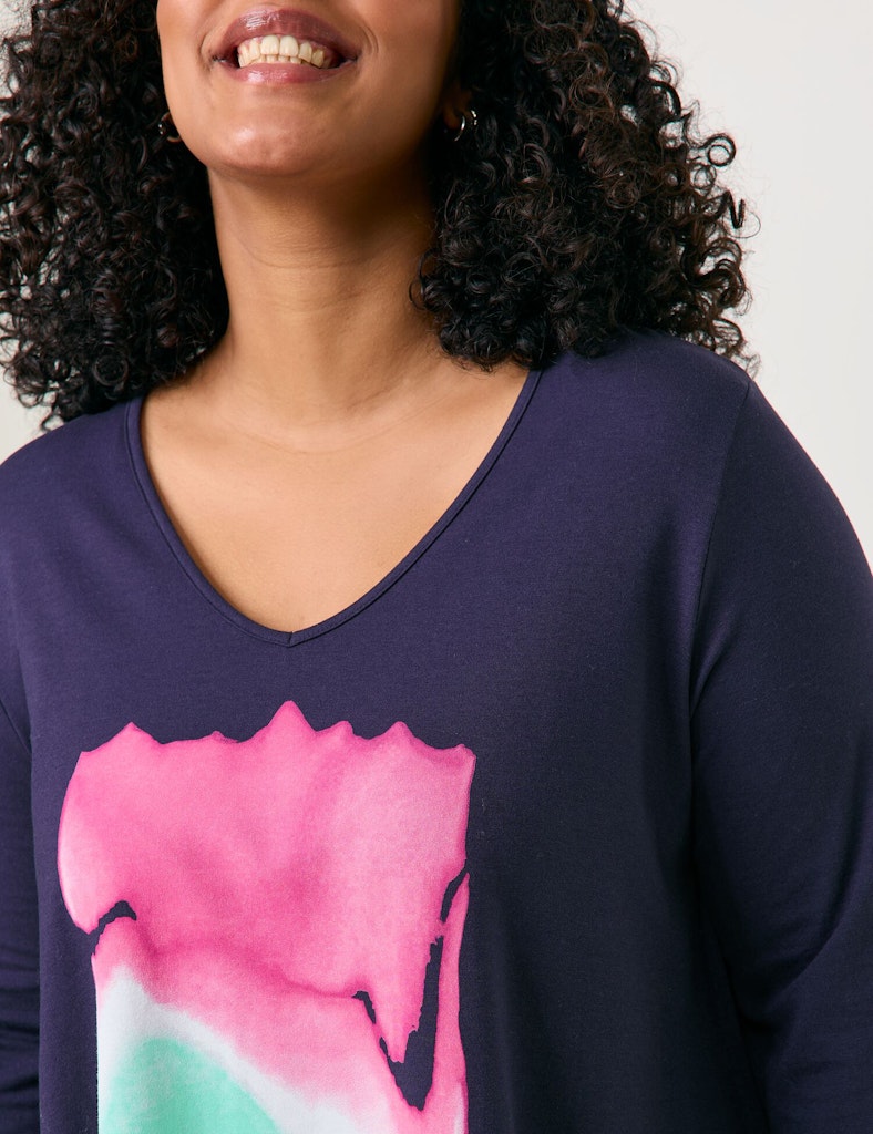 חולצה בגזרה רחבה ומשוחררת