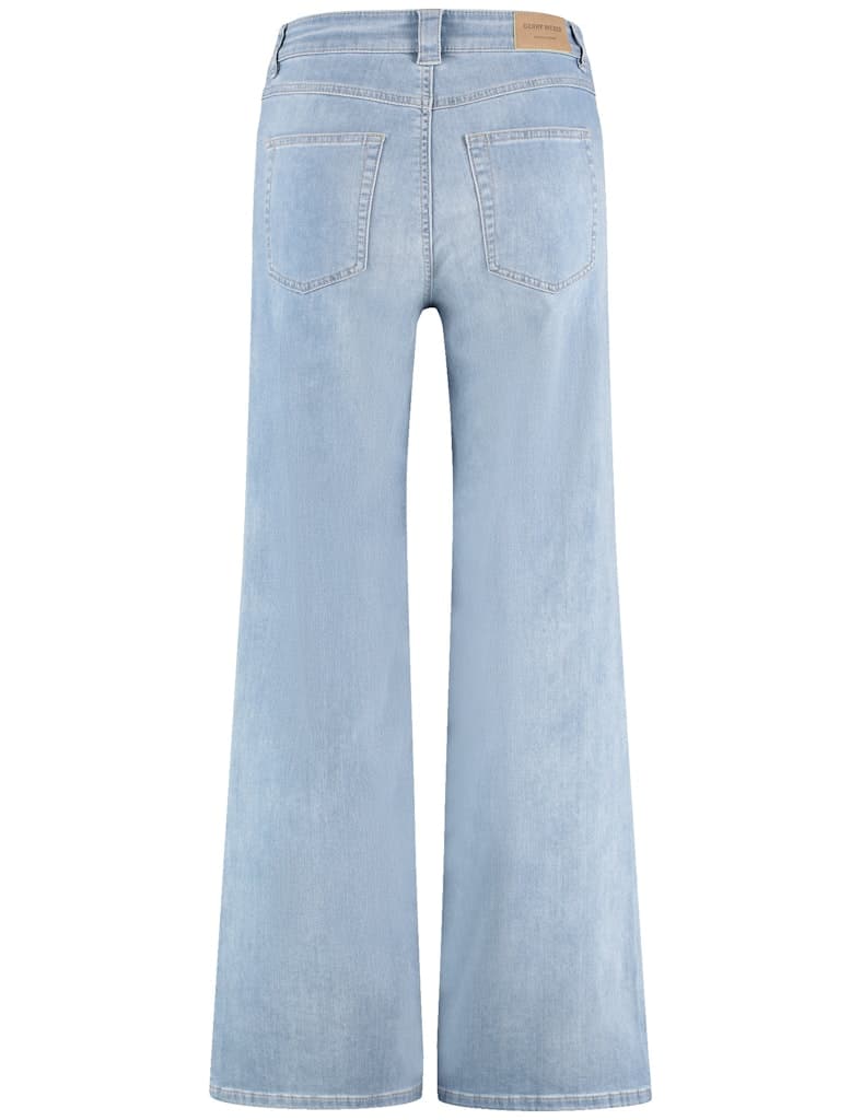 ג'ינס בגזרה מתרחבת וגזרה גבוהה