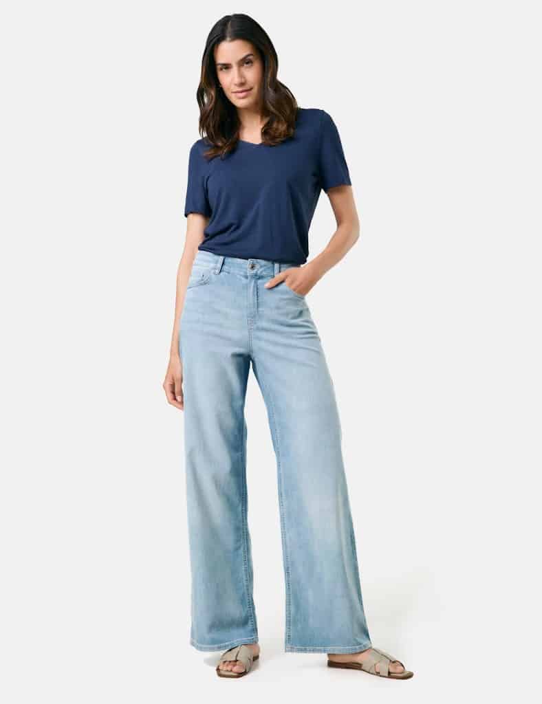 ג'ינס בגזרה מתרחבת וגזרה גבוהה