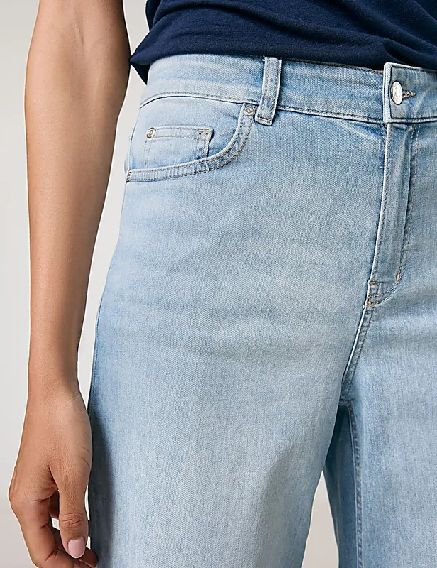 ג'ינס בגזרה מתרחבת וגזרה גבוהה