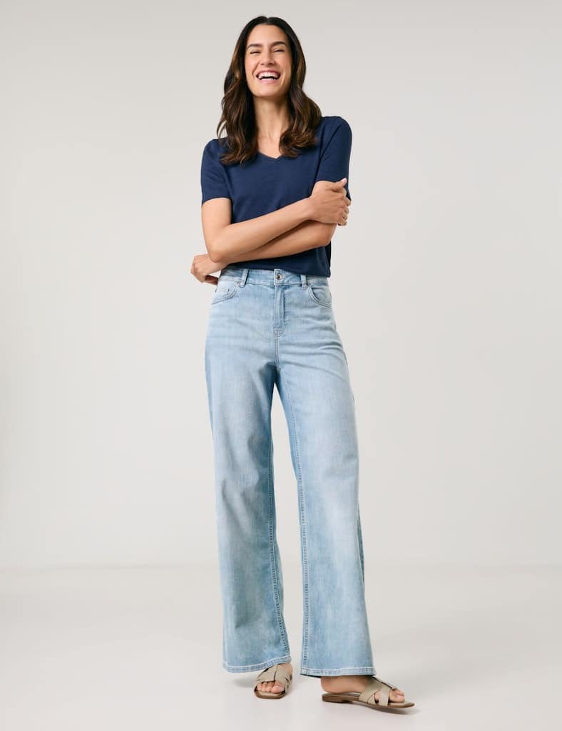 ג'ינס בגזרה מתרחבת וגזרה גבוהה