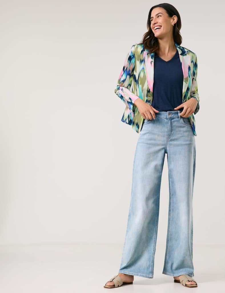 ג'ינס בגזרה מתרחבת וגזרה גבוהה