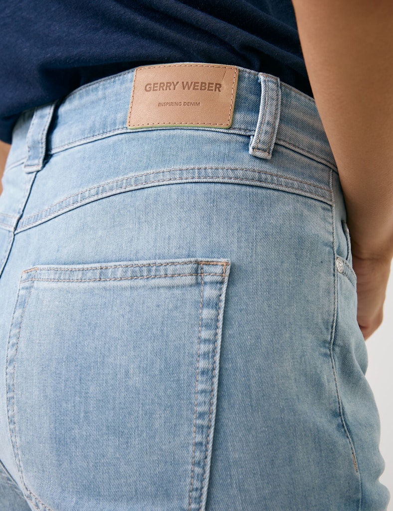 ג'ינס בגזרה מתרחבת וגזרה גבוהה