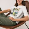 GERRY-WEBER-_2251_9055_570269-35010_7 טי שירט לבנה עם גלויה מצויירת