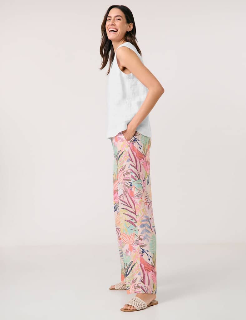 גופיה בגזרת V מחמיאה ובד פשתן טבעי ונושם