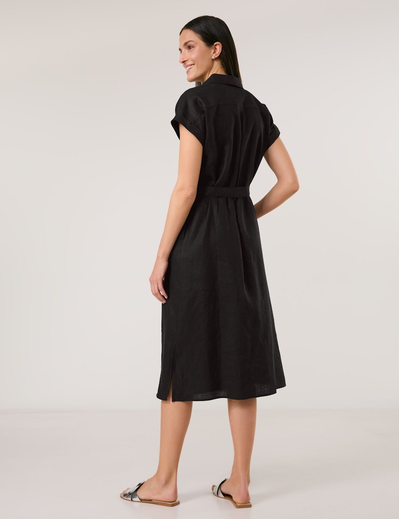 שמלת כפתורים בגזרת מעטפה וחגורת קשירה