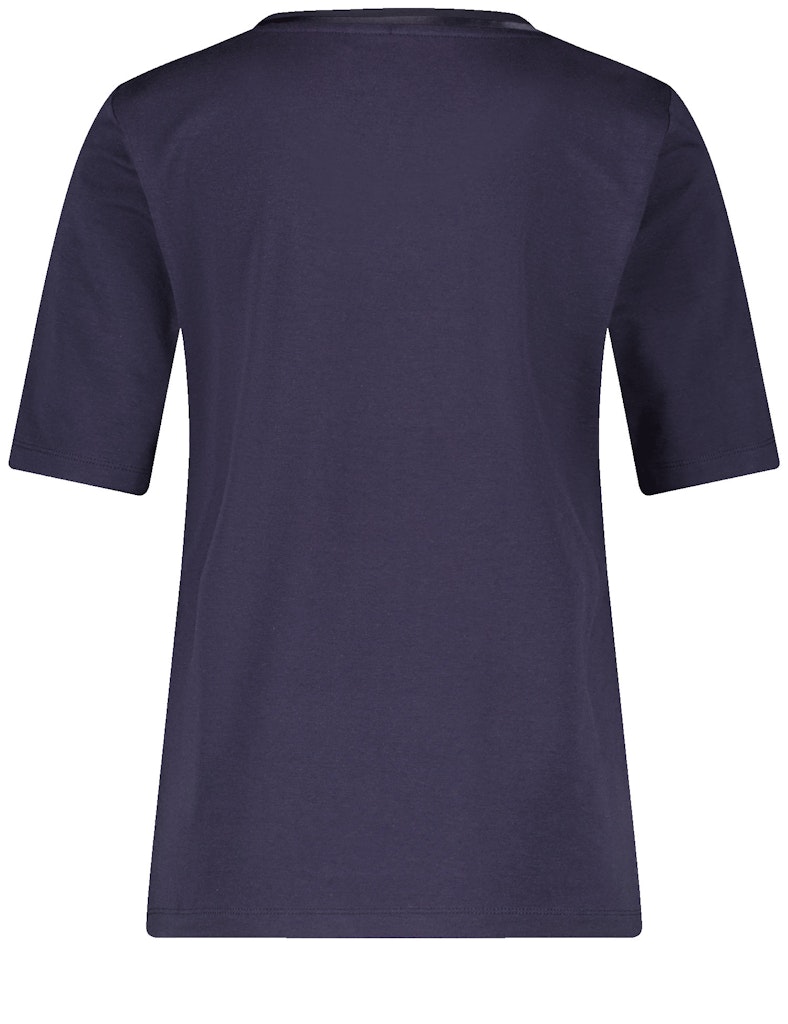 טי-שירט חלקה בגזרה קלאסית