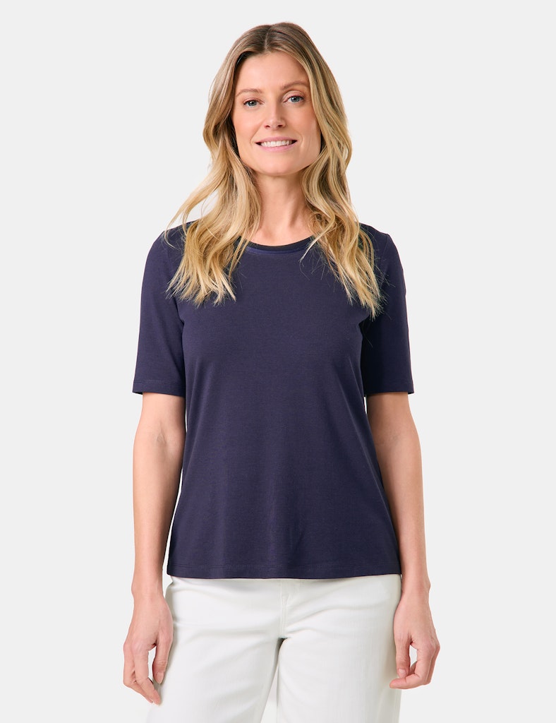 טי-שירט חלקה בגזרה קלאסית