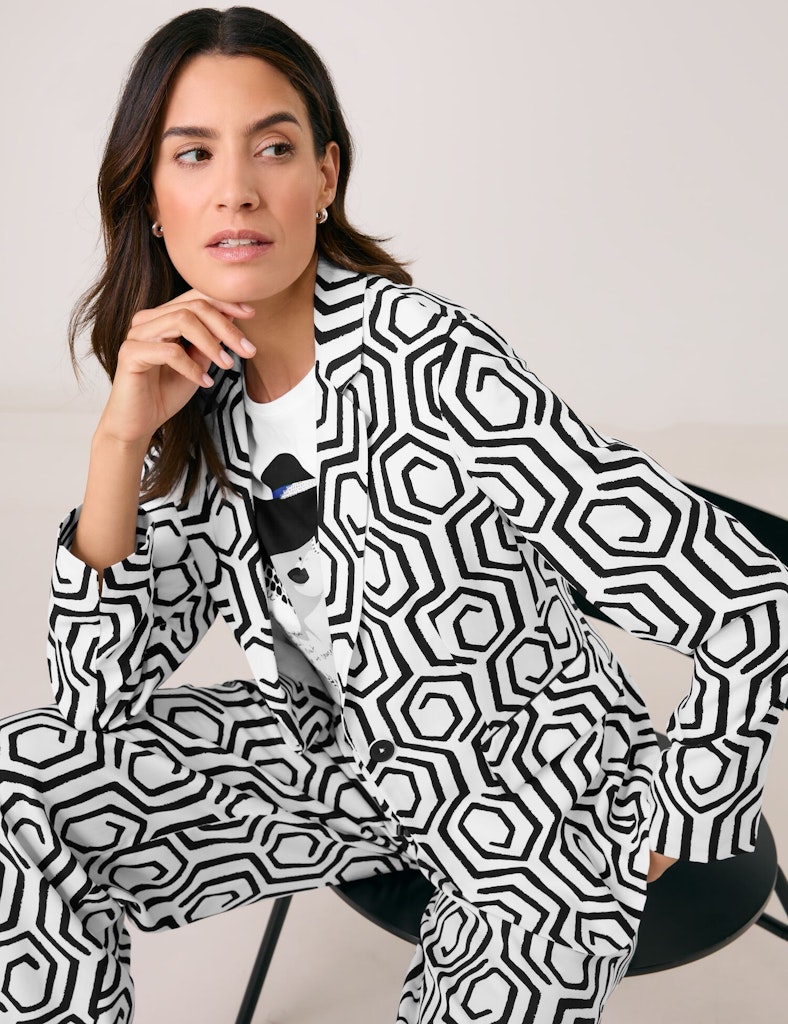 בלייזר בהדפס גאומטרי שחור לבן