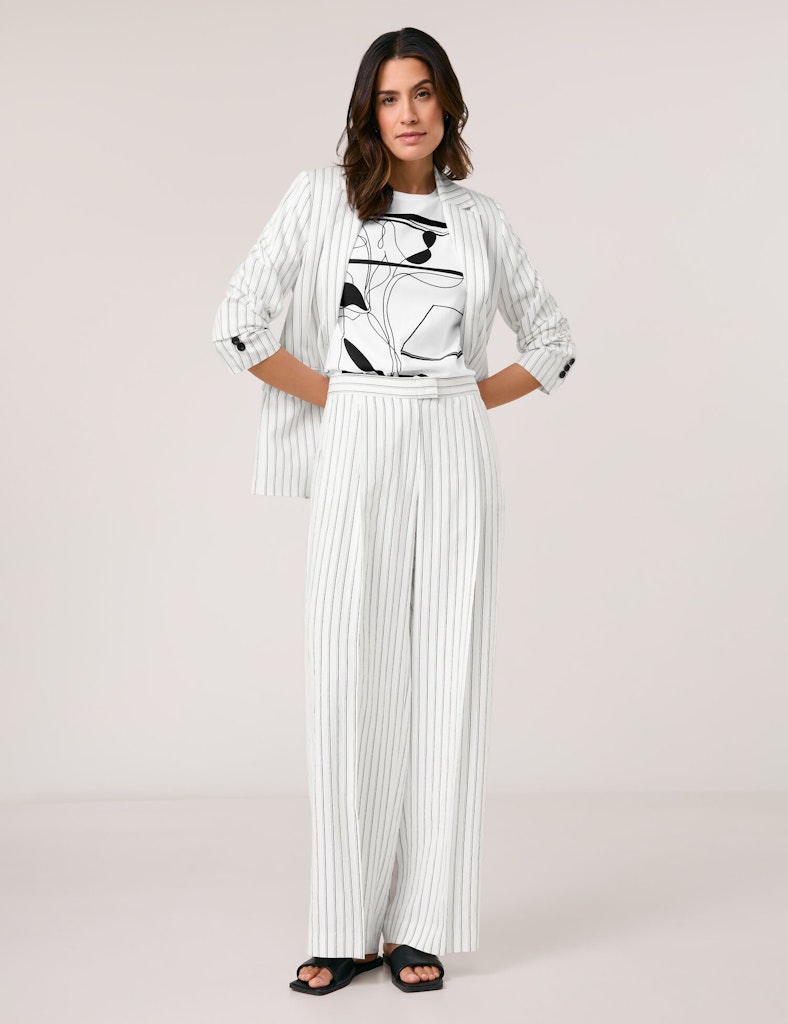 מכנס לבן עם פסים דקים