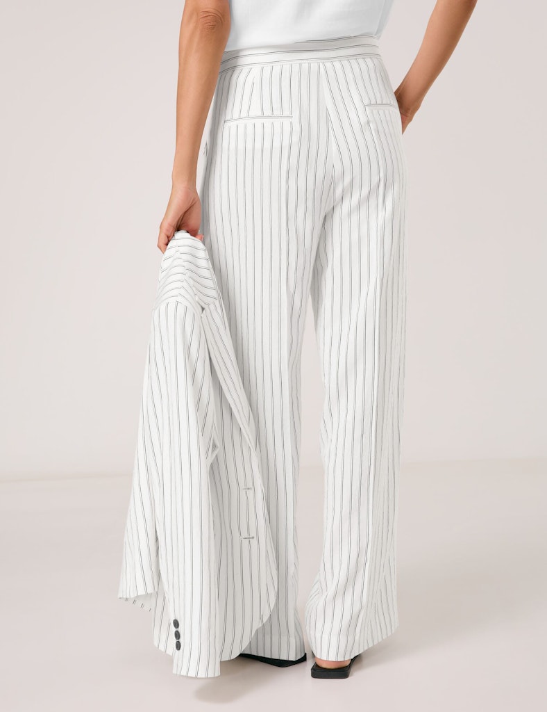 מכנס לבן עם פסים דקים