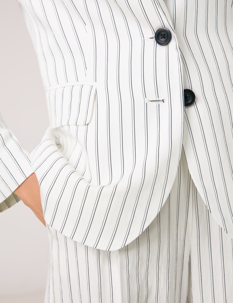 בלייזר מחוייט בדוגמת פסים דקים