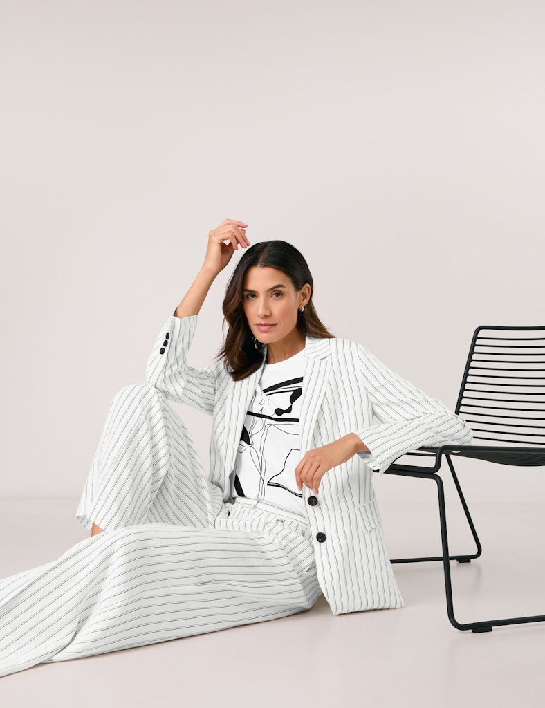 בלייזר מחוייט בדוגמת פסים דקים