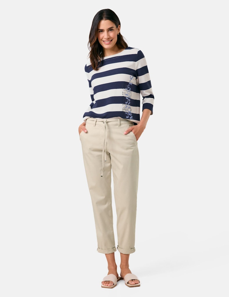 מכנסיים אלגנטיים בגזרה מחטבת