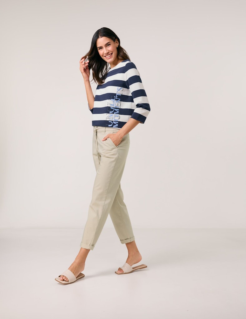 מכנסיים אלגנטיים בגזרה מחטבת