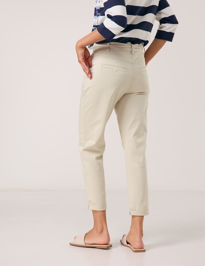 מכנסיים אלגנטיים בגזרה מחטבת