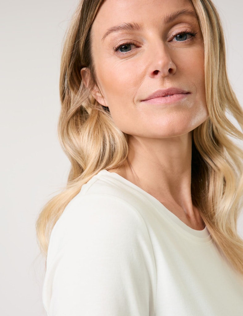 טי-שירט חלקה בגזרה קלאסית