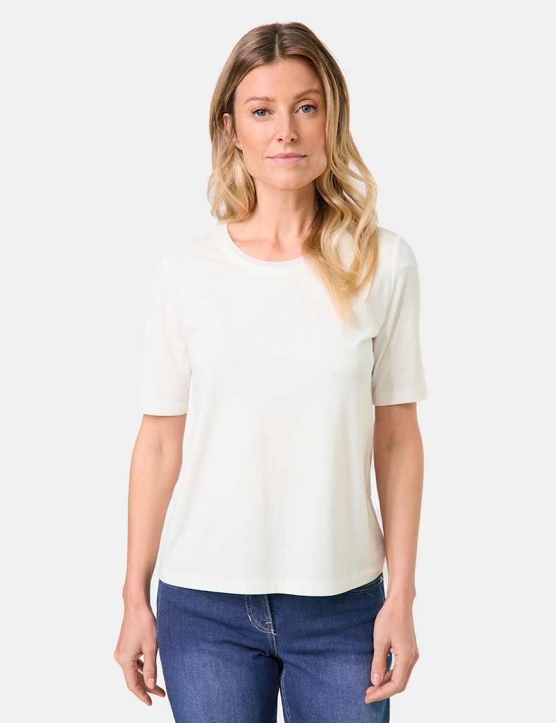 טי-שירט חלקה בגזרה קלאסית