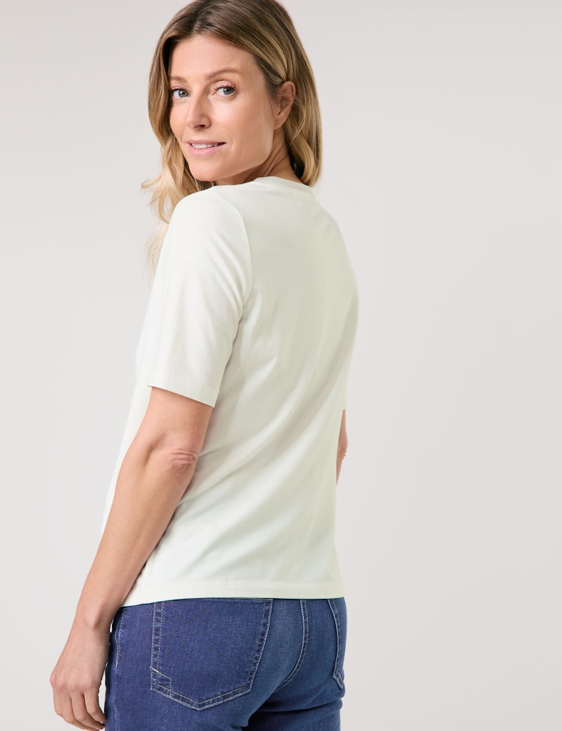 טי-שירט חלקה בגזרה קלאסית