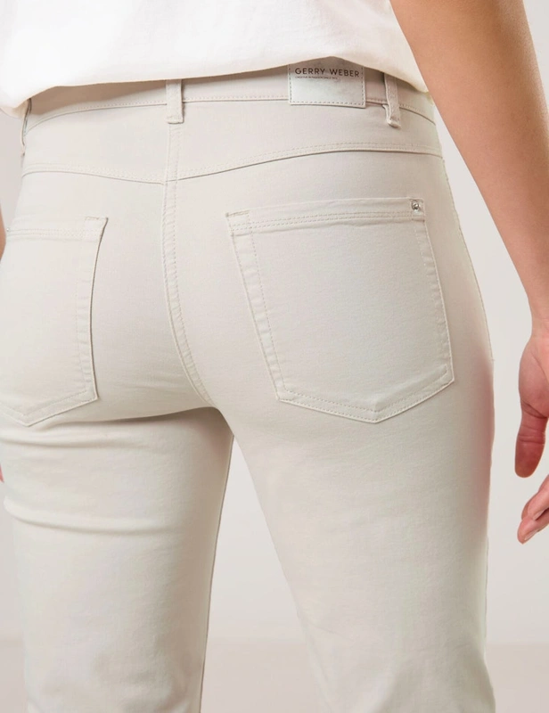 מכנס ג'ינס 3/4 בגזרה סקיני