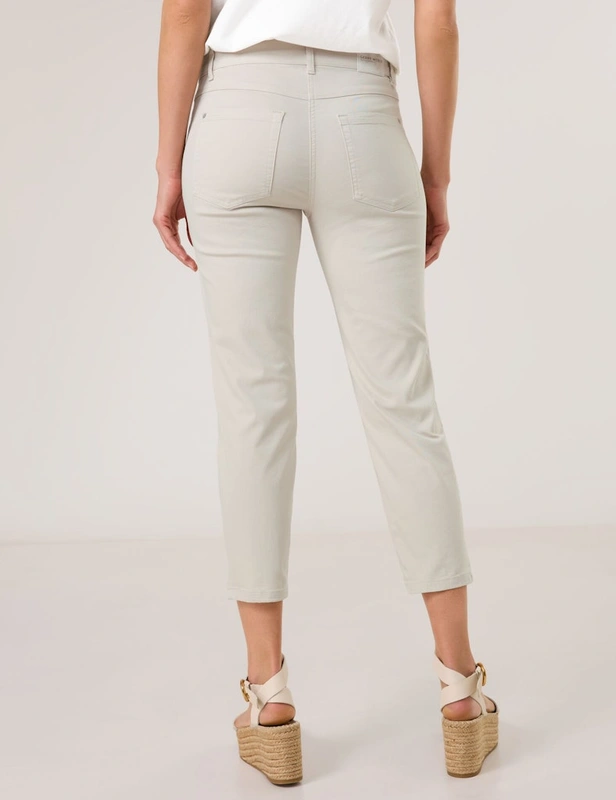 מכנס ג'ינס 3/4 בגזרה סקיני