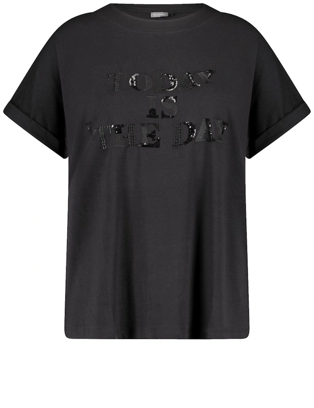 טי-שירט שחורה בהדפס פייטים נוצץ