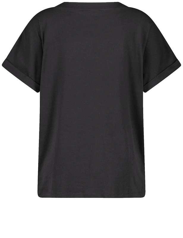 טי-שירט שחורה בהדפס פייטים נוצץ