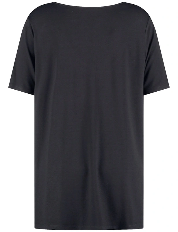 חולצה שחורה בהדפס פרחים