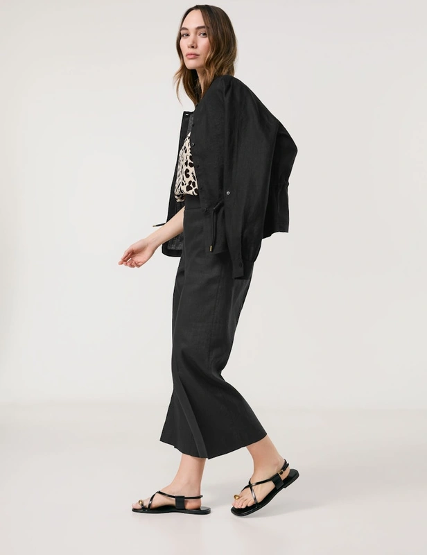 מכנסים מחוייטים בגזרה מחמיאה