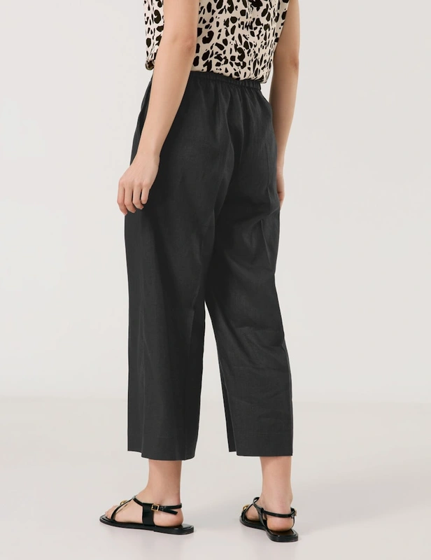 מכנסים מחוייטים בגזרה מחמיאה